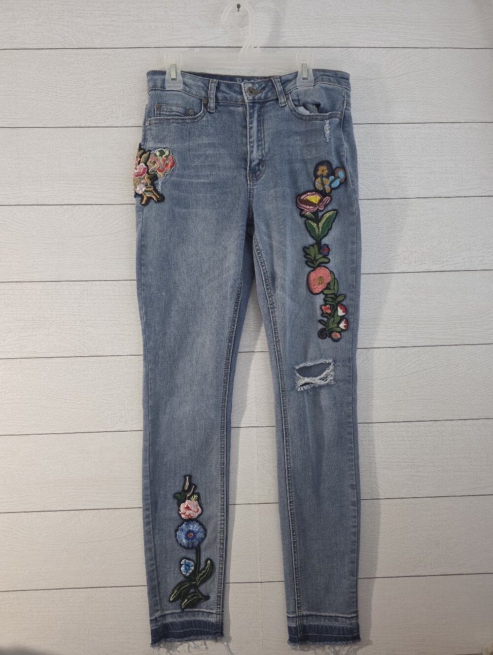 Rocks & Indigo Embroidered Floral Distressed Skinny Jeans 6 / 27
